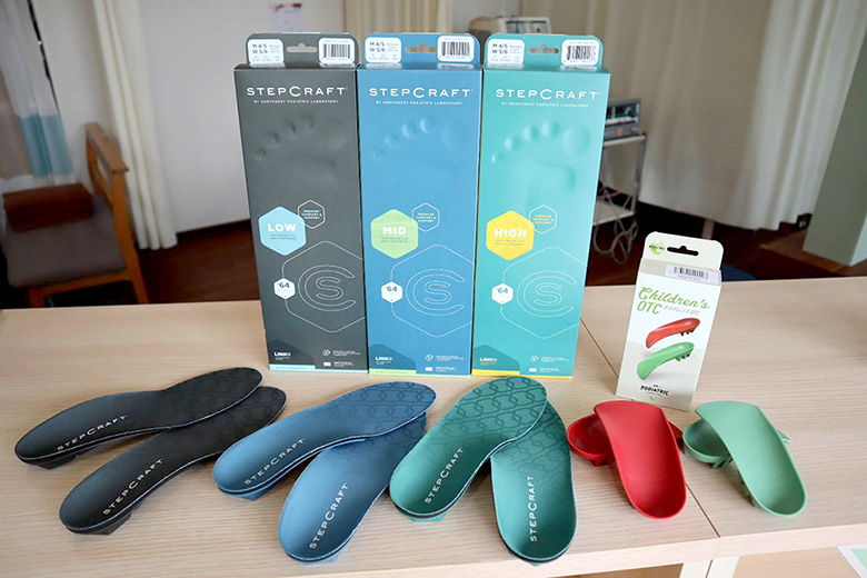 足部の不安定さがある場合に検討する、既製インソール（ステップクラフト）の一例